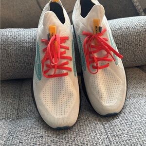 Brooks Men's White Levitate Shoes with Red Laces and Teal Accents sz 11